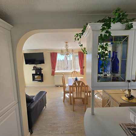 Family Bungalow With Private Pool Kilgetty Buitenkant foto